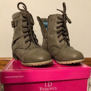 Toddler girls size 8 adorable gray boots!